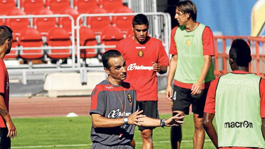 José Luis Oltra da instrucciones a sus jugadores durante el entrenamiento de ayer.