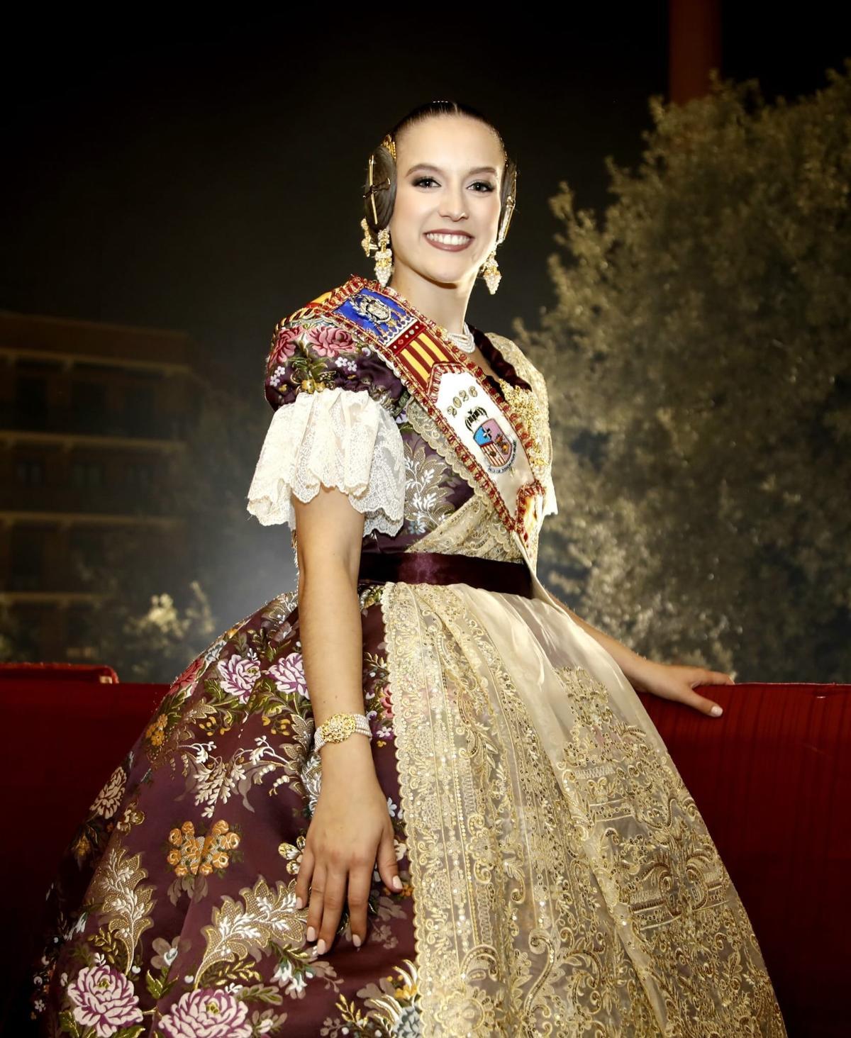 Super foto de Laura Lopez como fallera mayor