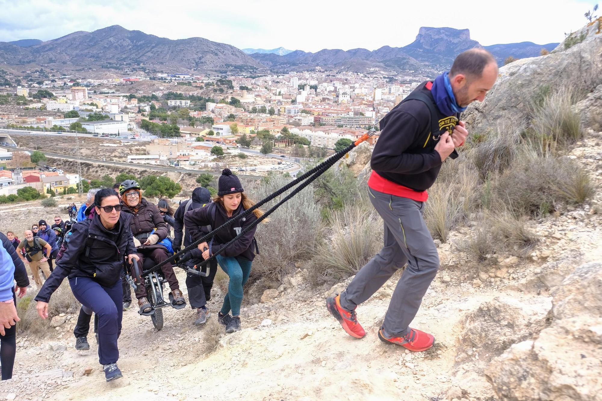 Así ha sido la subida más inclusiva al Monte Bolón de Elda en el día de Reyes