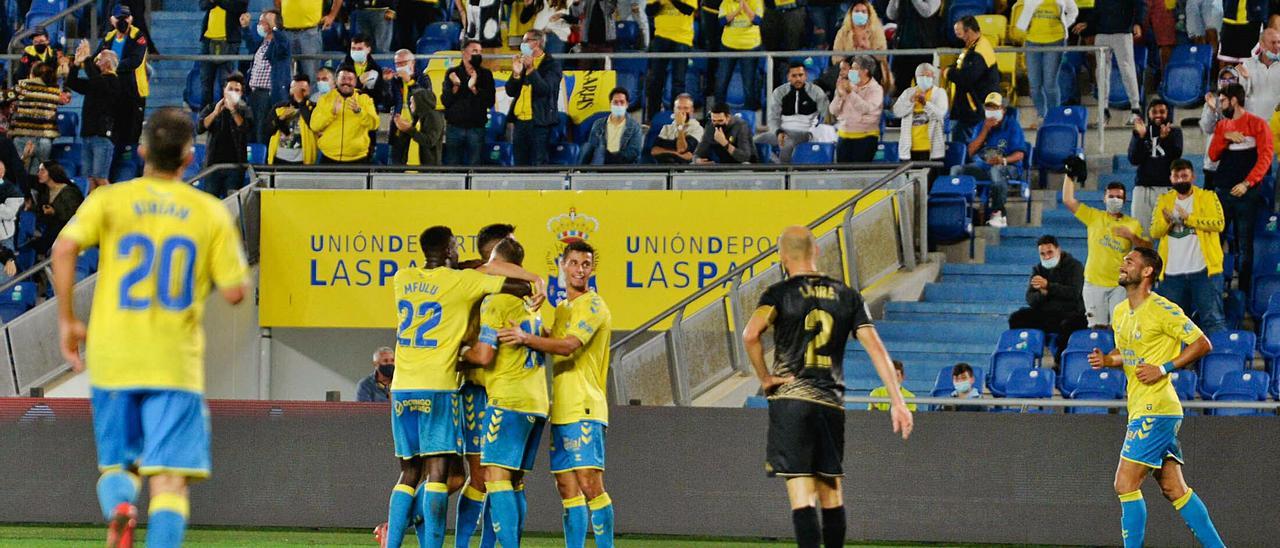 Los futbolistas de la UD Las Palmas celebran el gol de Eric Curbelo frente al Alcorcón, que supuso el 3-0 y la sentencia definitiva al último encuentro en casa. | | JOSÉ CARLOS GUERRA