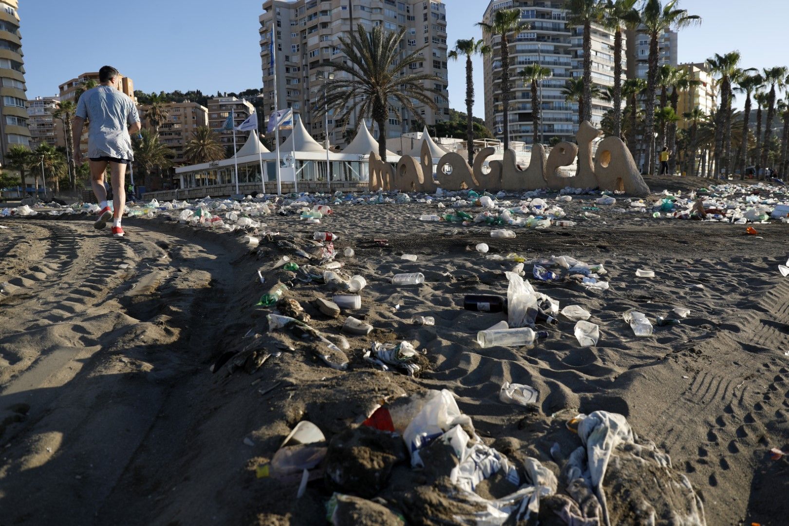 Limpieza en las playas de Málaga tras la noche de San Juan