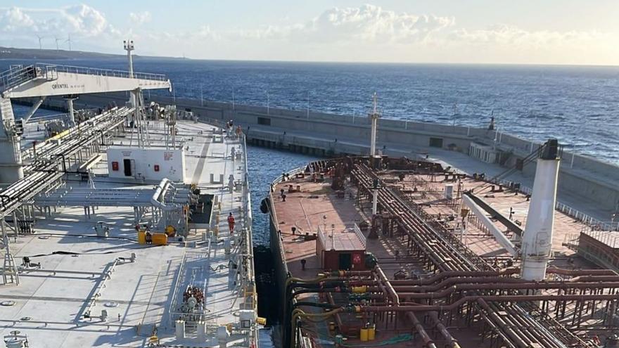 Primera operación de trasvase de combustible de barco a barco en Granadilla