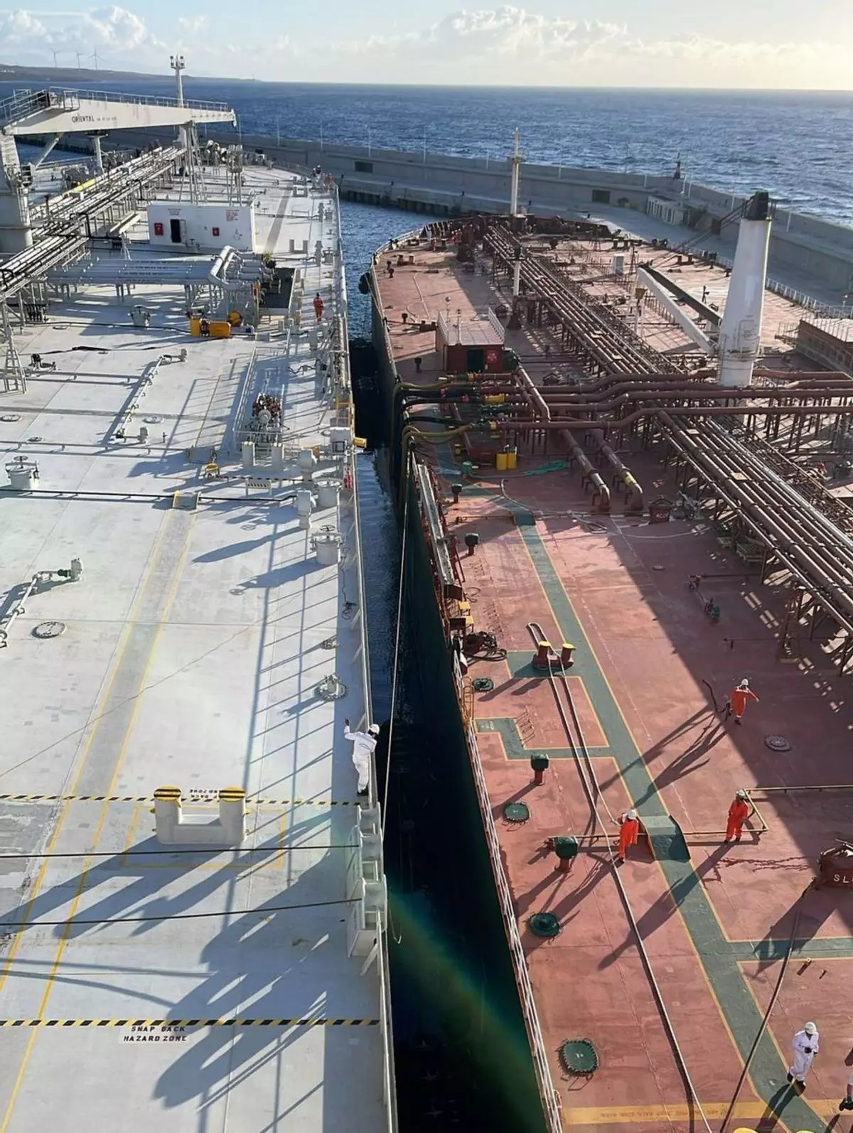 Primera operación de trasvase de combustible de barco a barco en Granadilla