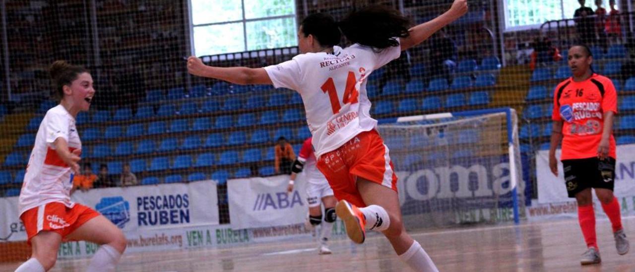 Ángela Mingot celebra el gol del triunfo que el futsal UA logró en Lugo en el último suspiro