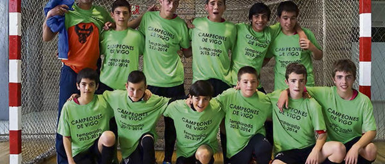 Formación cadete del Pecheches que jugará a nivel gallego en la actual temporada.  FdV