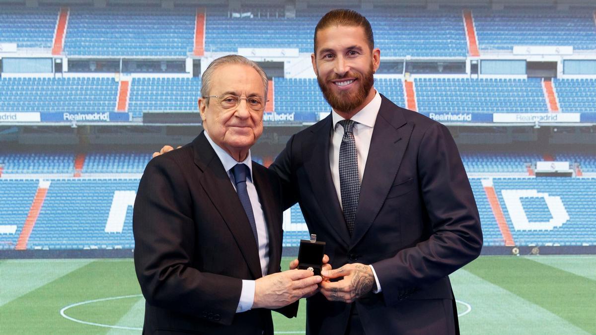 Florentino Pérez y Sergio Ramos, en el acto de despedida del defensa.