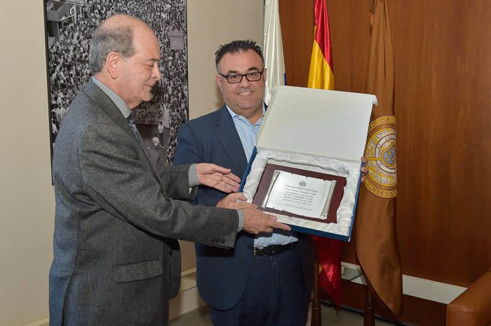 Entrega de una placa a Conrado Domínguez, en el ...