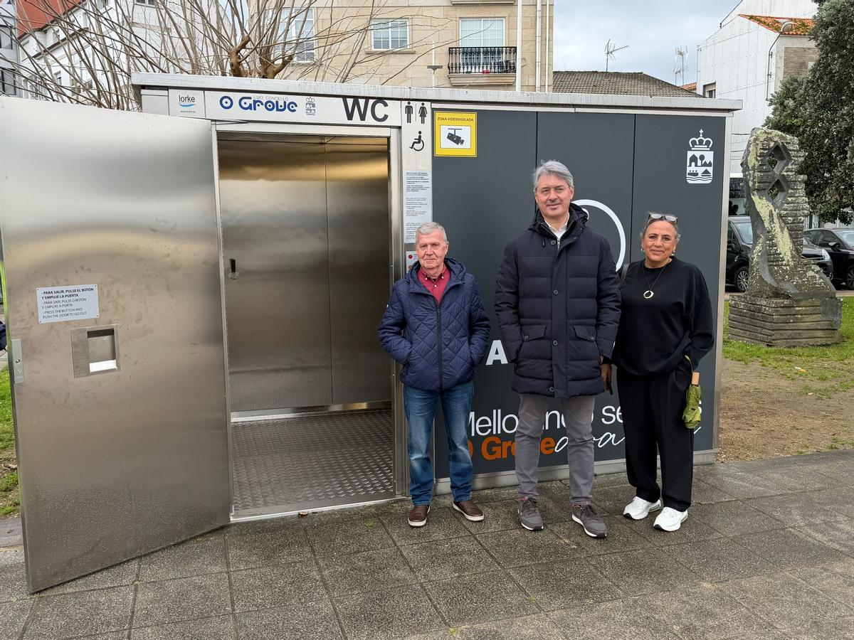 El alcalde y dos de sus concejales en la presentación del nuevo servicio.