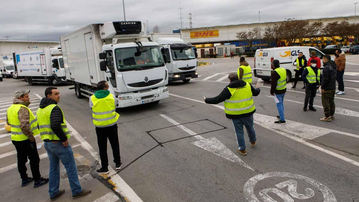 Miembros de los piquetes ofrecen información a los camioneros en el CIM Vallès.