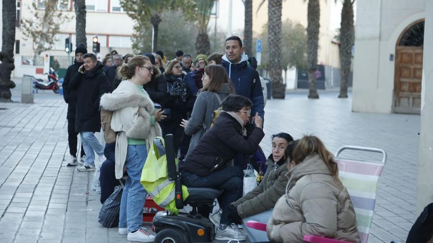 Colas a primera hora para reservar silla en la Cabalgata de los Reyes Magos de Alicante 2024