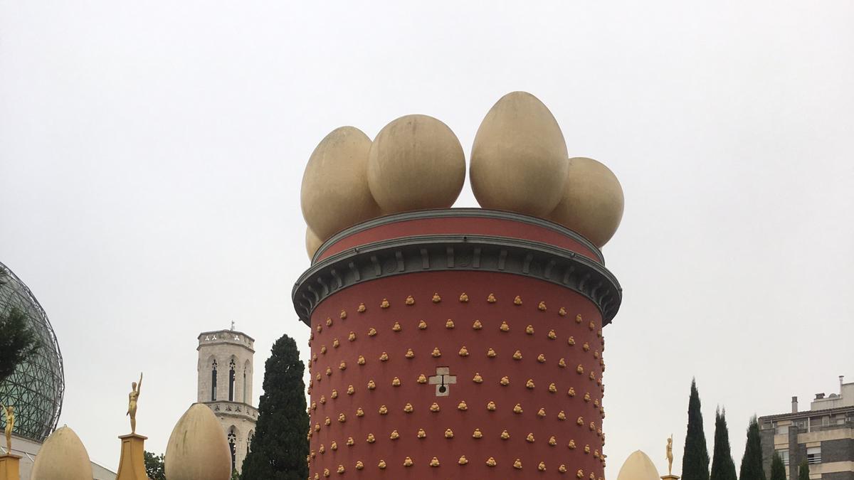 El nom de Figueres davant del Museu Dalí