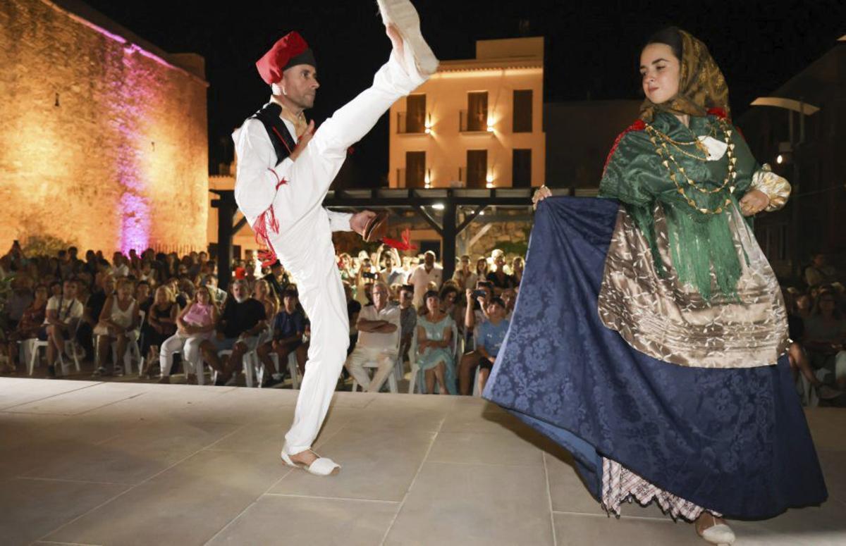 Foto de archivo del ‘ball pagès’ tras los actos religiosos. | | J.A.R.