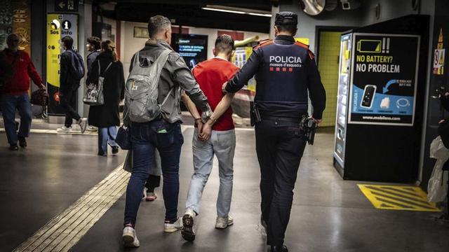 Agents dels Mossos detenen un sospitós al metro en una operació contra la multireincidència efectuada fa uns mesos. | JORDI BORRÀS / ACN