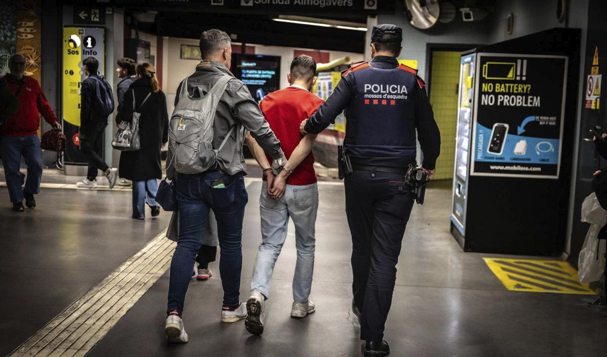 La pressió contra els carteristes del metro redueix els delictes un 40%