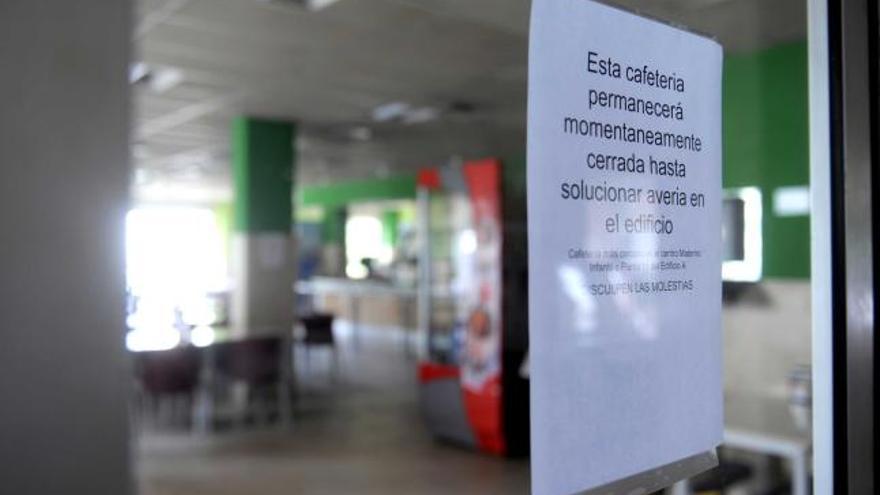 Un cartel avisa del cierre de la cafetería del HUCA por la avería en la red eléctrica.