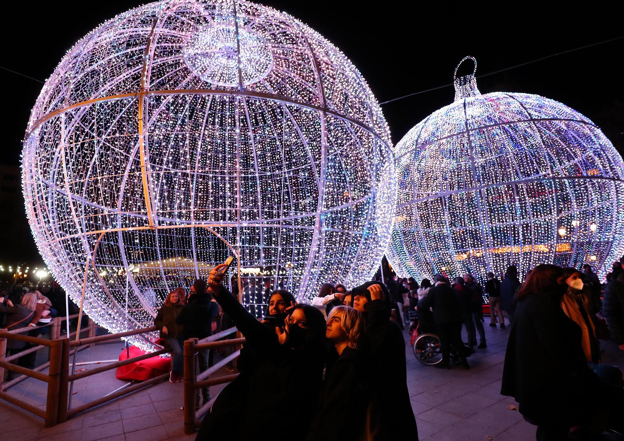 Pista de patinaje y luces de Navidad en la plaza del Ayuntamiento de València