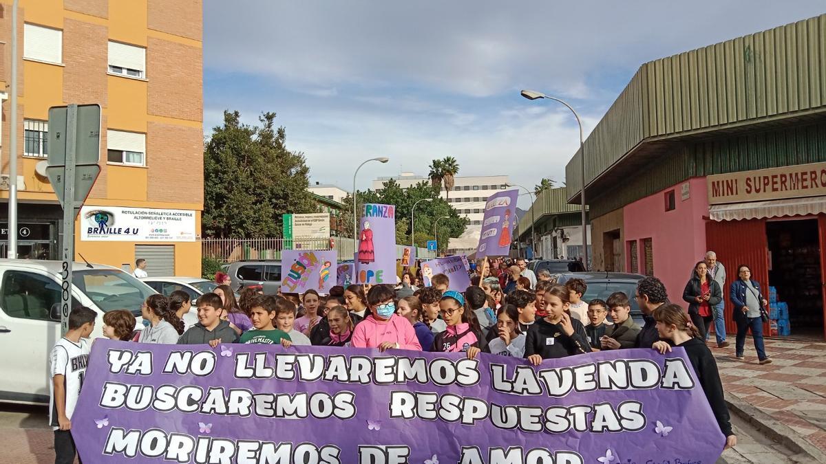 Marcha de la comunidad educativa del CEIP Simón Bolivar con motivo del 25N.