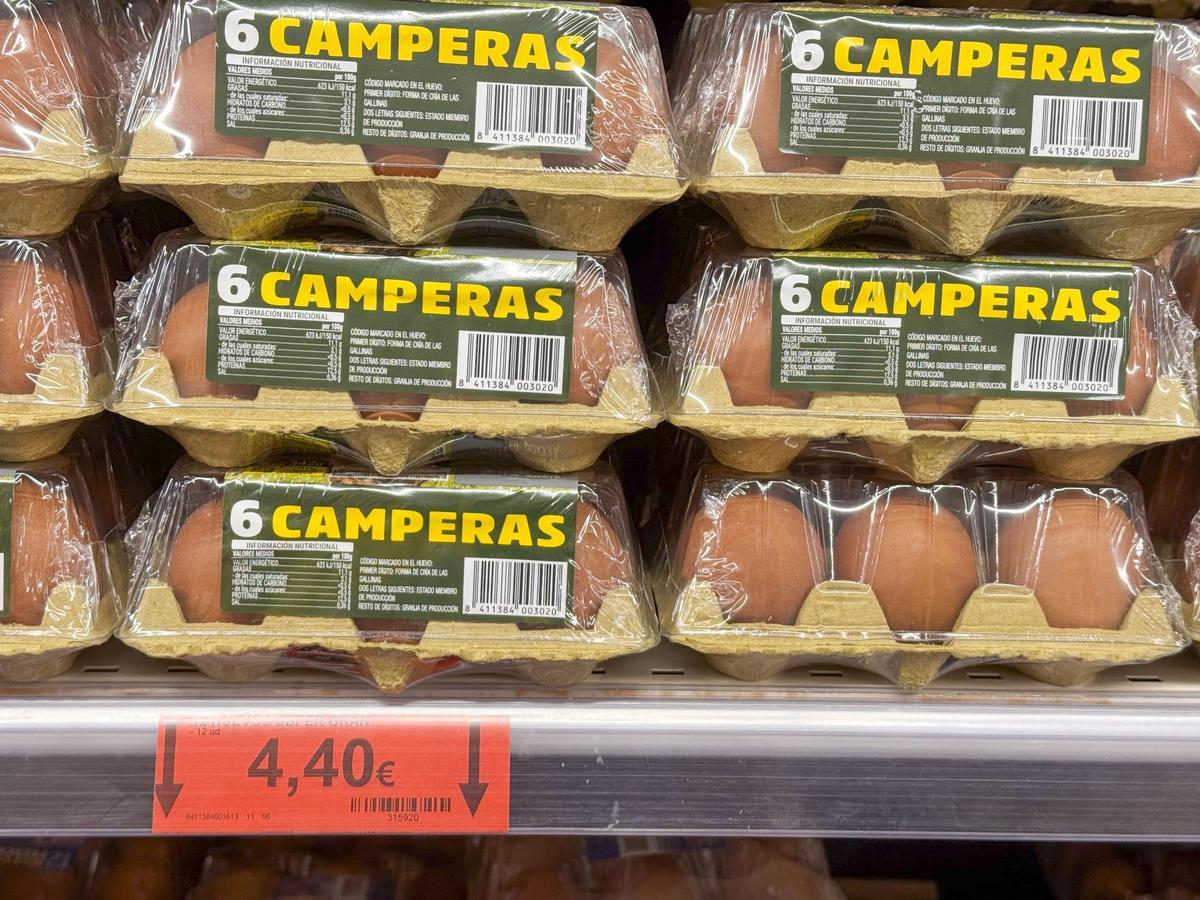 Huevos a la venta en un supermercado