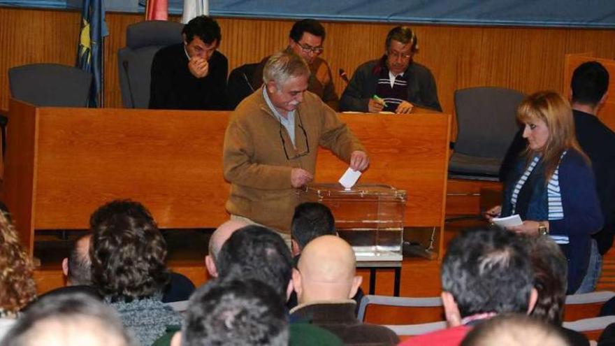 Asamblea celebrada en 2012 en la que se produjo la elección de Humberto Ferral como nuevo presidente del Náutico Rodeira. //G.N.
