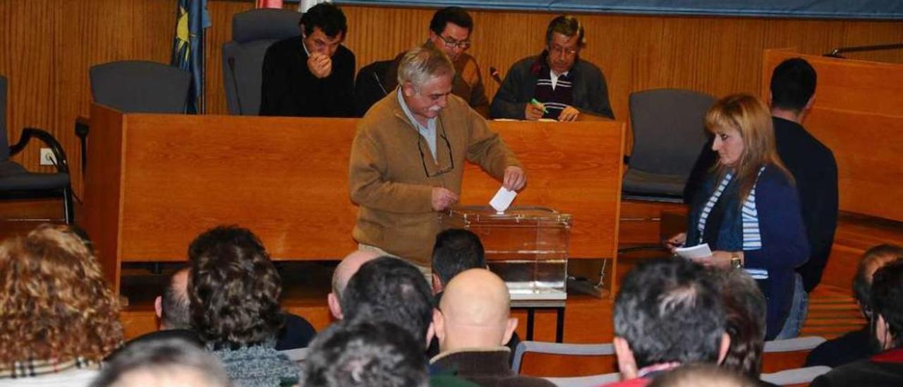 Asamblea celebrada en 2012 en la que se produjo la elección de Humberto Ferral como nuevo presidente del Náutico Rodeira. //G.N.