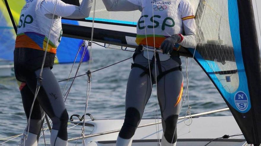 Tamara Echegoyen y Berta Betanzos, al término de la regata.