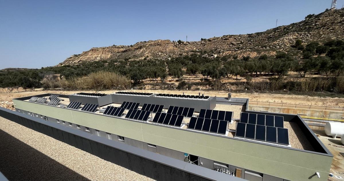 Enfriadoras de alta eficiencia y energía solar térmica en la cubierta del edificio Industrial.