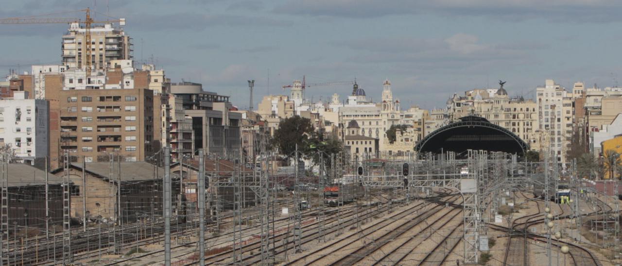 Playa de vías de la Estación del Norte. A la derecha de la imagen se encuentran los andenes 1 y 2 y 21 y 22 en los que se actuará.