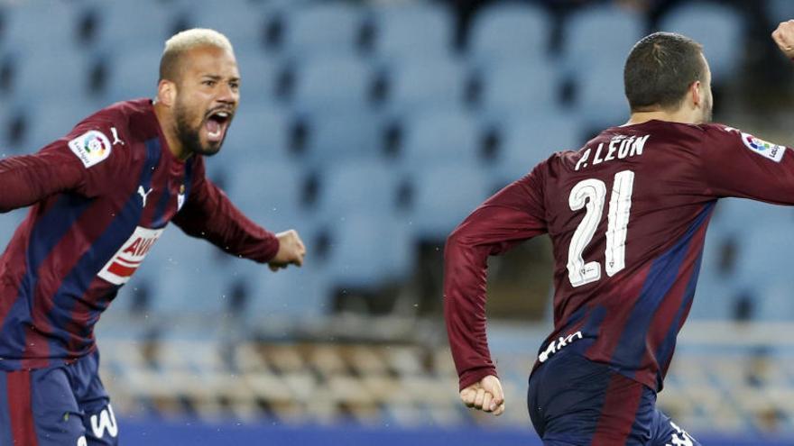 Pedro León celebra el gol de la victoria del Eibar.