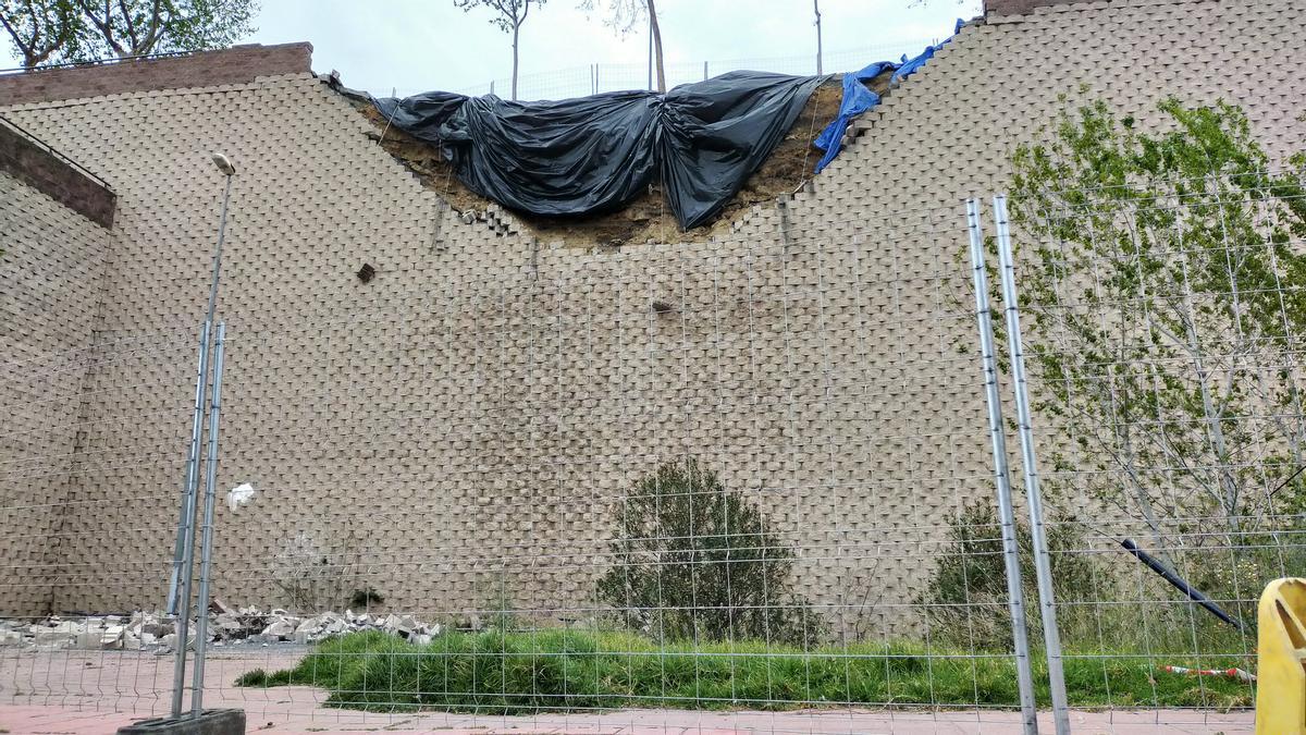 Estado del muro de Plasencia con una parte caída, este miércoles.