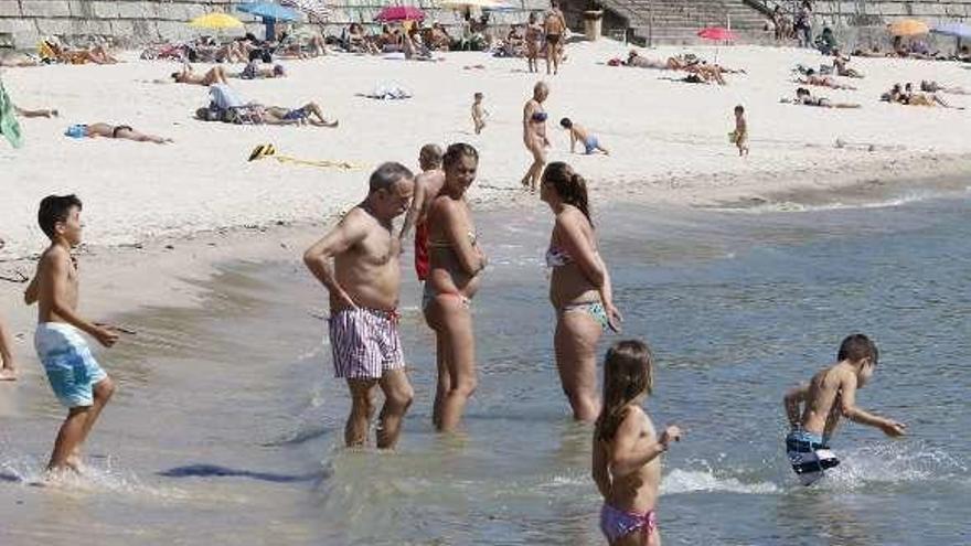 Bañistas en la playa viguesa de Samil. // Alba Villar