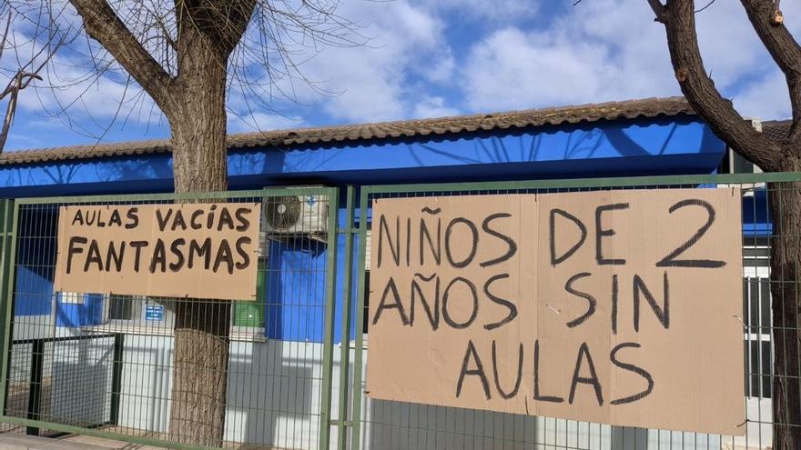 El AMPA de Nuevo Almafrá de Elda denuncia que Educación le forzó a quitar los carteles que pedían soluciones a las &quot;clases fantasma&quot;