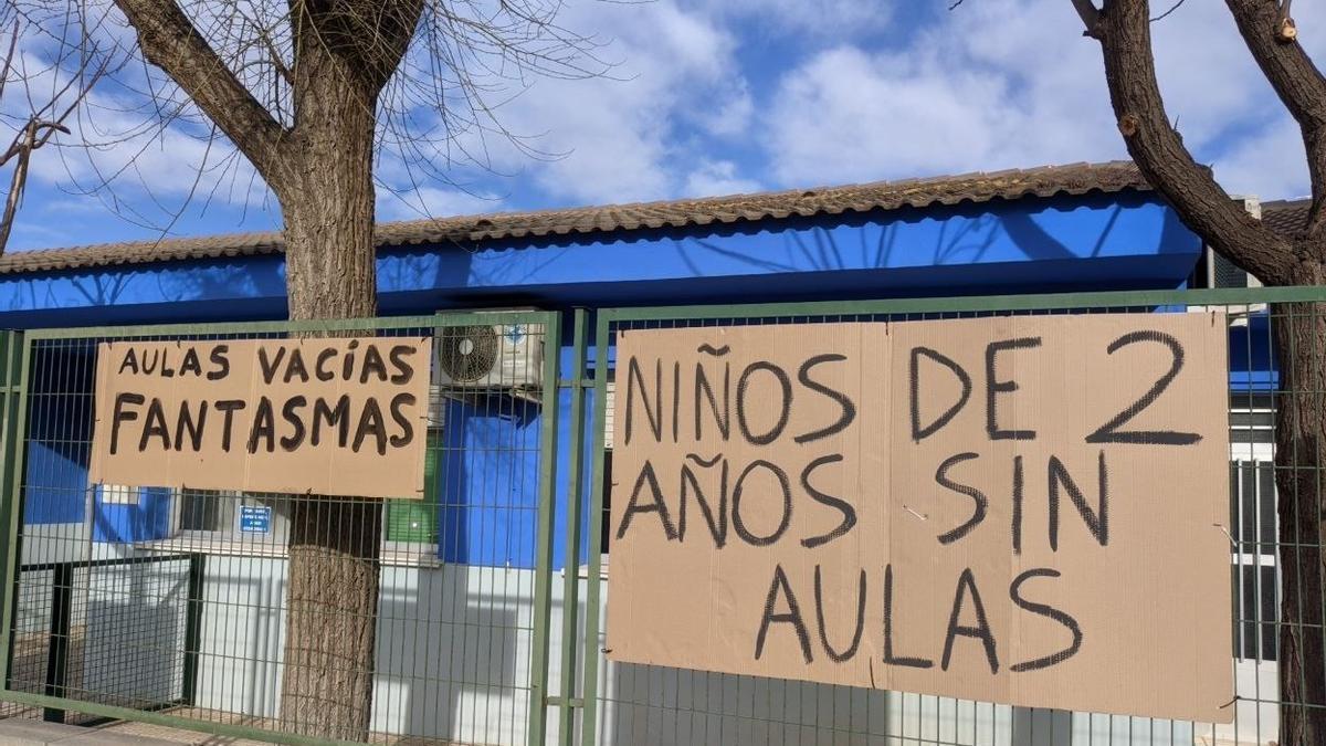 Carteles que ha colocado el AMPA en la Escuela Infantil.