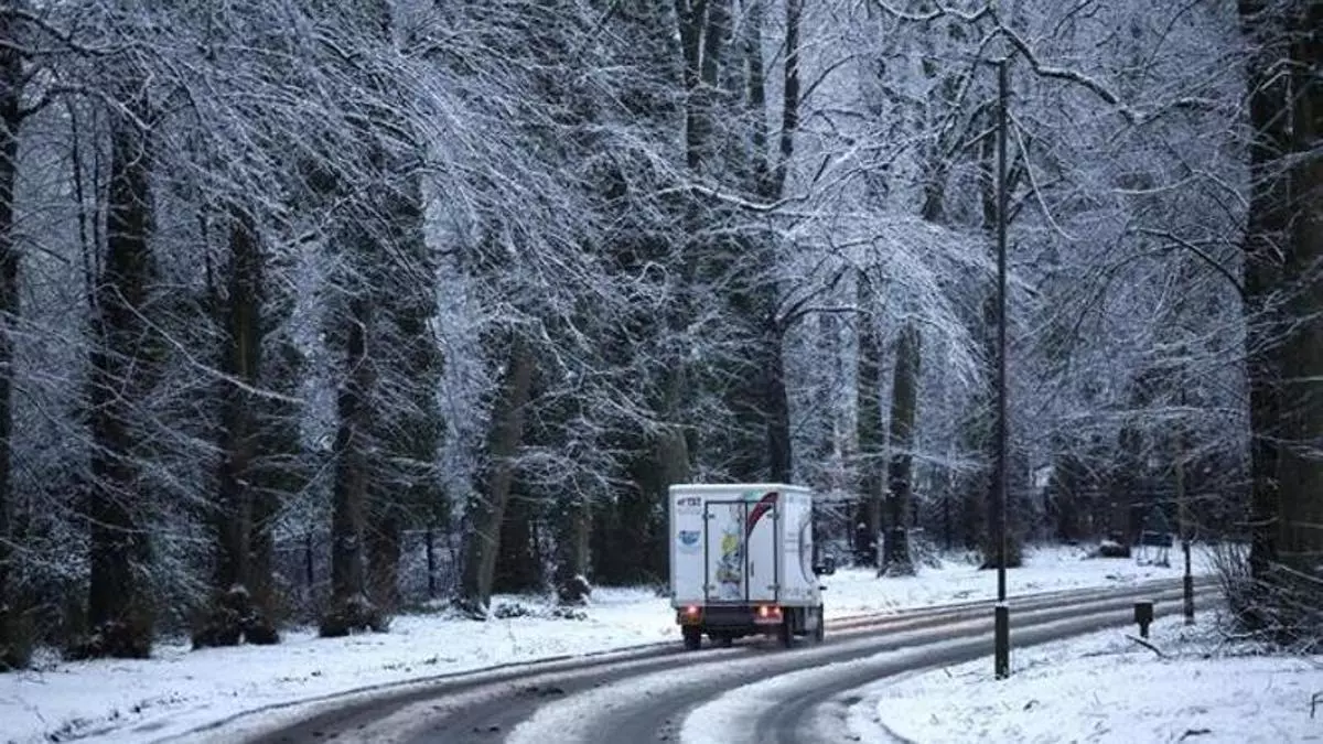 Nieve en autopistas y autovías: cuándo está prohibido adelantar y qué carril debes utilizar