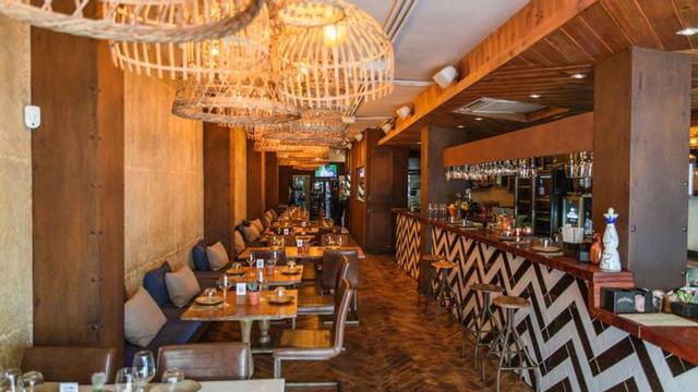 La terraza de La Cava en pleno centro de Ibiza es el lugar ideal para degustar sus especialidades desde el desayuno hasta la cena. | FOTOS LA CAVA