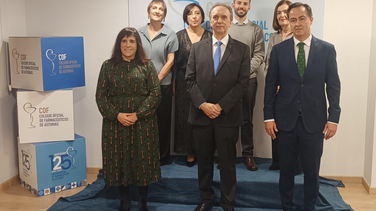 Leticia Gómez de Segura , Alfredo Menéndez Antolín e Ignacio Migoya. Segunda fila: Mª Luisa Fernández, Iván Maray, Pilar Cavia y Reyes Comas.