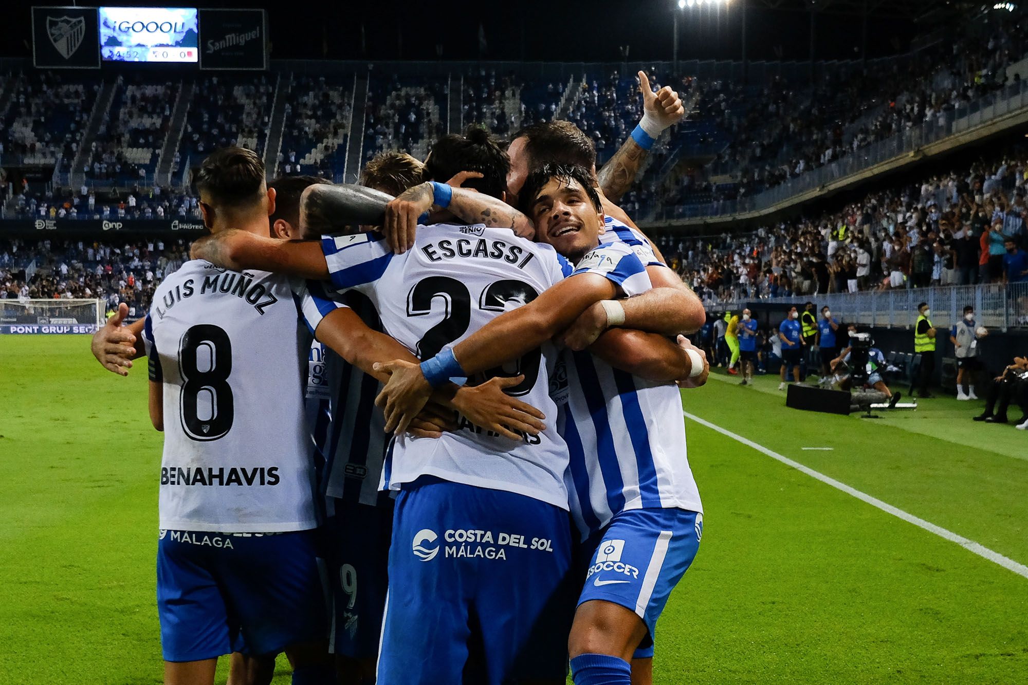 Los jugadores del Málaga CF celebran el tanto de Escassi ante el Alcorcón.