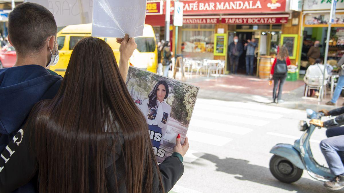 Allegados de Sara Gómez, con pancartas en la puerta del bar donde se refugió la testigo.