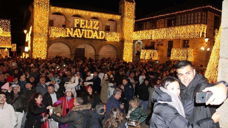 Distintos momentos de la inauguración del encendido navideño en Puebla con gran animación y participación de público, animado por la actuación de la Escuela de Folclore de Puebla de Sanabria. | |  ARACELI SAAVEDRA