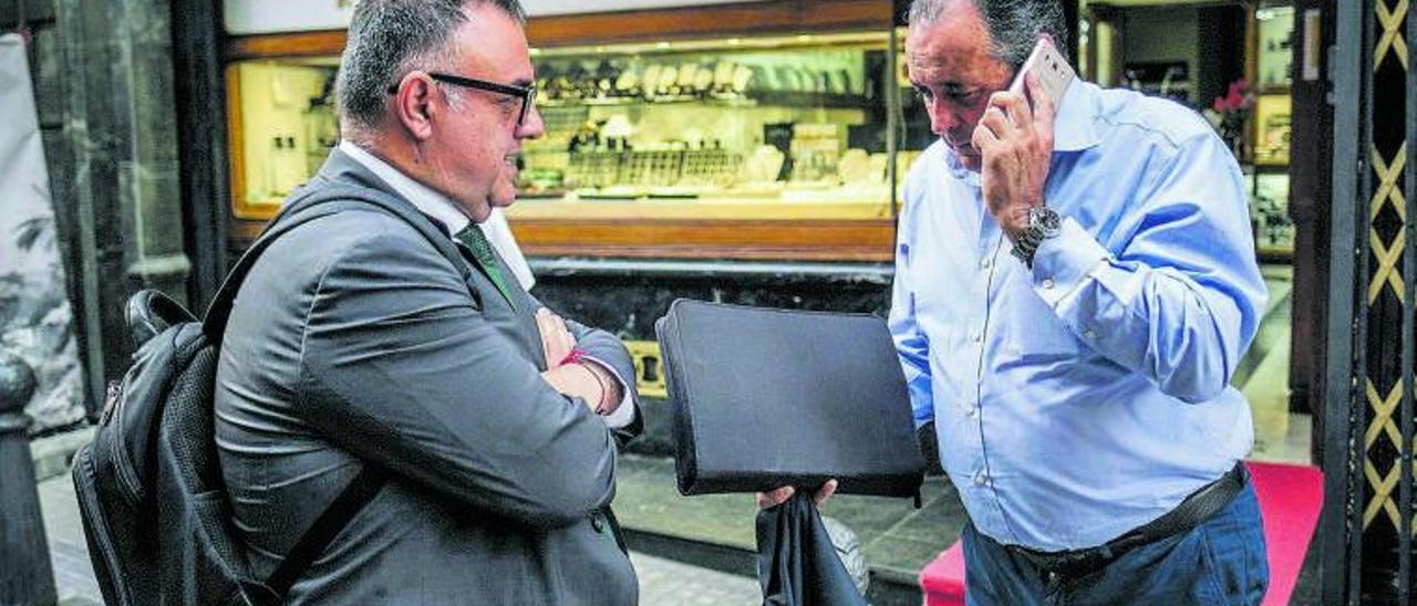 El exdirector del Servicio Canario de Salud, Conrado Domínguez (izquierda), junto al consejero de Sanidad, Blas Trujillo, en una imagen reciente. | | ANDRÉS GUTIÉRREZ