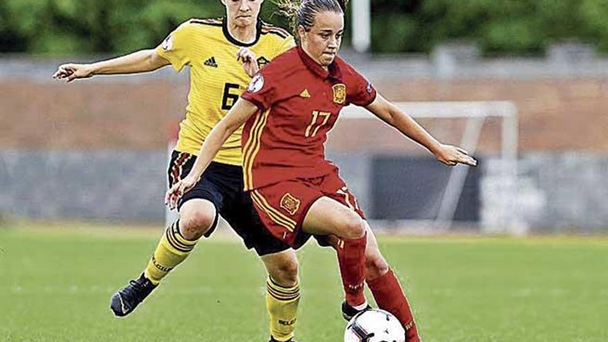 Rosa MÃ¡rquez Baena protege el balÃ³n en el debut de la SelecciÃ³n.