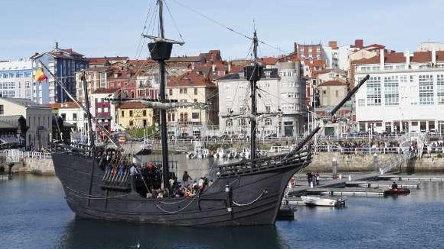 La nao &quot;Victoria&quot;, en el puerto de Gijón.