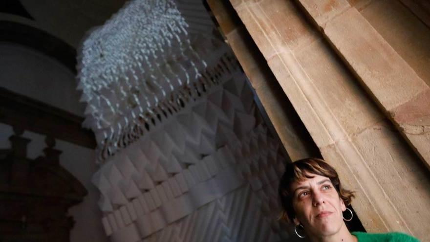 Cristina Busto, junto a su pieza, ayer, en la capilla del Museo Barjola.