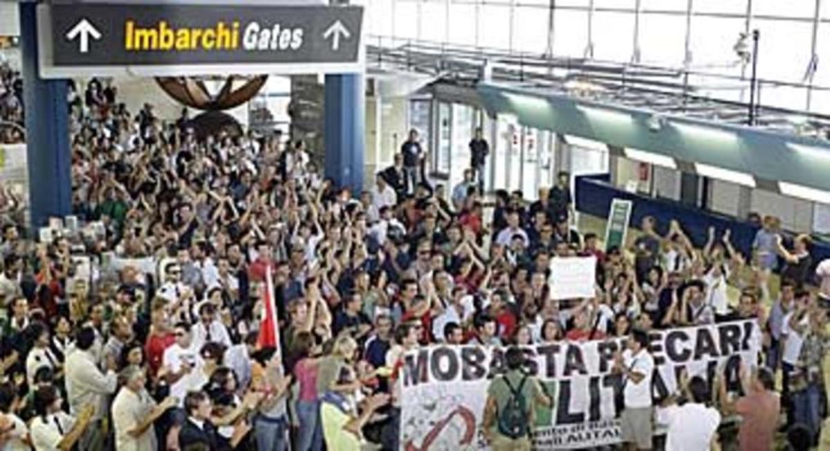 Empleats d’Alitalia protesten, ahir a l’aeroport de Fiumicino, a Roma. Empleats d’Alitalia protesten, ahir a l’aeroport de Fiumicino, a Roma.