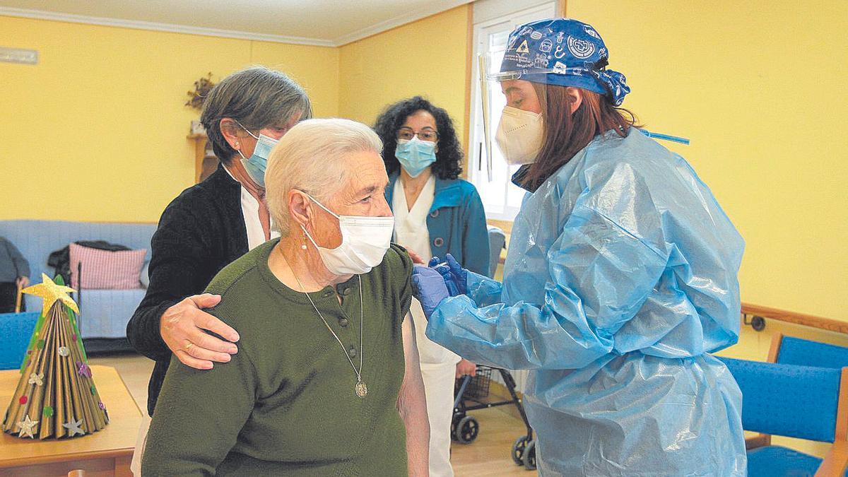 El rechazo a las vacunas por parte de los trabajadores de un geriátrico provoca un brote con una anciana fallecida
