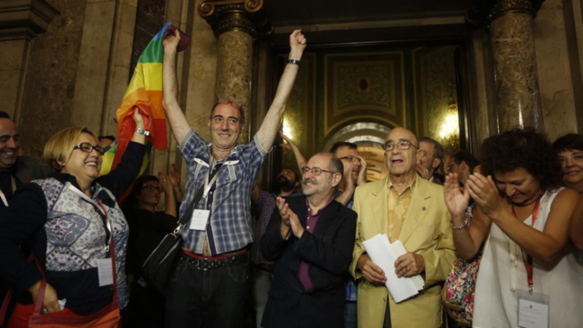 Miembros del colectivo LGTB celebran la aprobación de la ley contra la homofobia, este jueves en el Parlament.