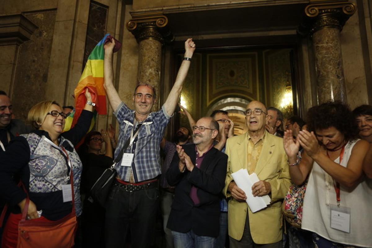 Miembros del colectivo LGTB celebran la aprobación de la ley contra la homofobia, este jueves en el Parlament.
