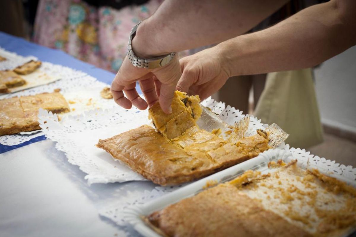 Receta: Cómo hacer la coca amb tonyina, el manjar de Hogueras