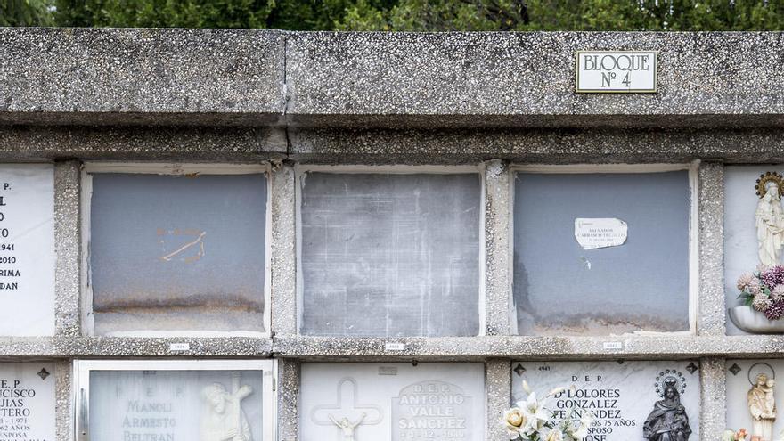 Fotografía en la que se ve el nicho (c arriba) en el cementerio Parcemasa San Gabriel de Málaga, después de que un juzgado malagueño haya autorizado que sean exhumados los restos.