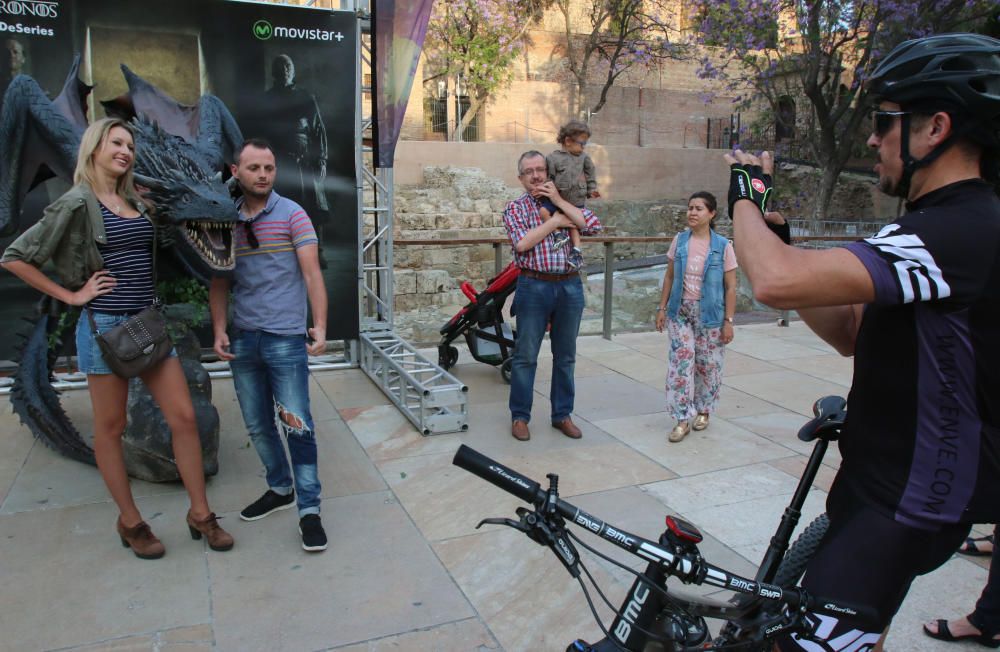 Gran despliegue de la popular serie de la HBO en la céntrica calle, con motivo del Festival de series y televisión Screen TV