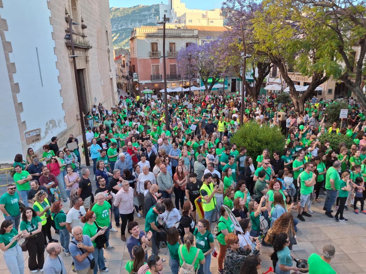 Las imágenes de la multitudinaria e histórica manifestación de los docentes y familias en Dénia